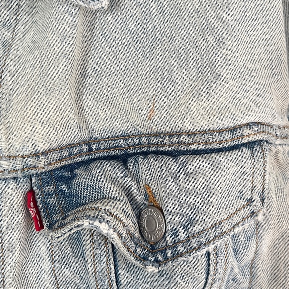 Levi’s denim jacket in a light wash, medium - Picture 5 of 6